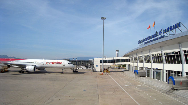 Một chuyến bay charter của Hãng hàng không Nordwind chở du khách Nga vừa hạ cánh xuống sân bay quốc tế Cam Ranh sáng 18-7